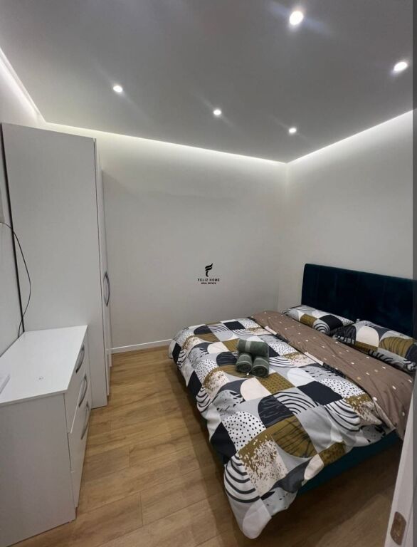 APARTAMENT ME QERA 1+1 21 DHJETORI 50.000 LEKE FH-92312