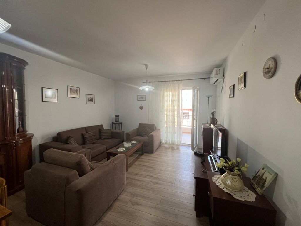 Apartment 2+1+2 for rent at Komuna e Parisit