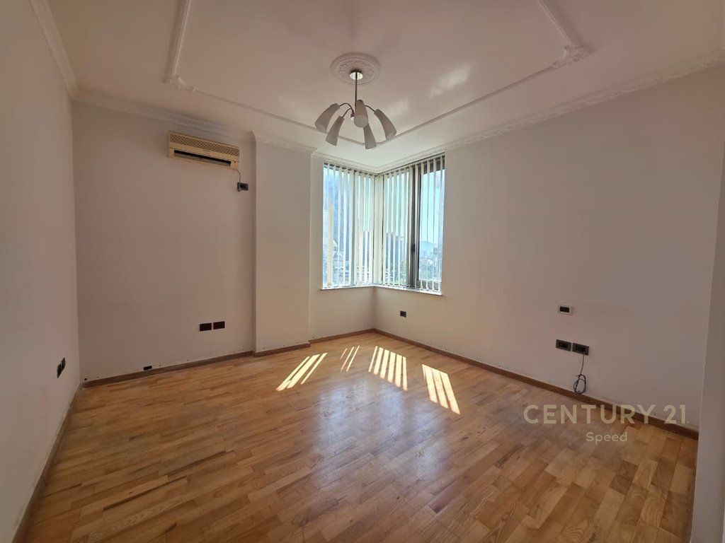 Apartament 2+1+2 per shitje ne Qender, perballe Toptanit
