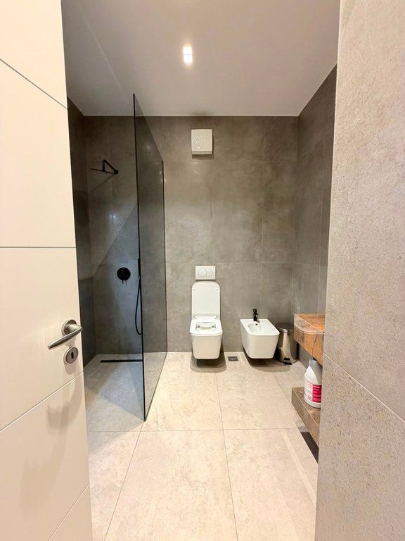 APARTAMENT 2+1 PËR QIRA – KOMPLEKSI EMERALD, RRUGA 5 MAJI 1,000 € /Muaj