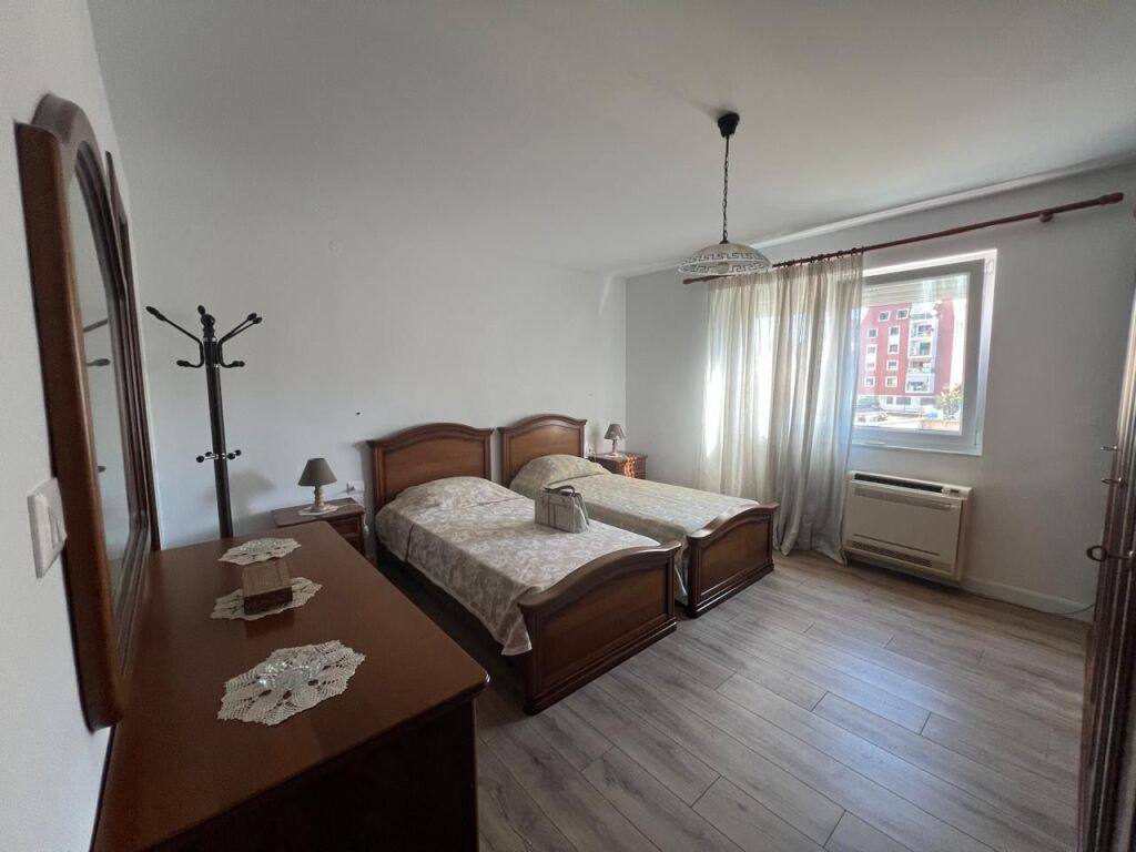 Apartament 2+1+2 per shitje te Komuna e Parisit
