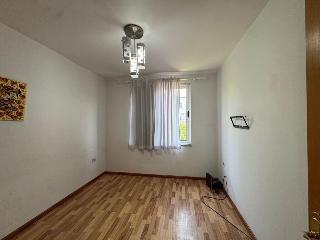 SHITET APARTAMENT 2\+1 – PËRBALLË SHKOLLËS “HARRY FULTZ”**