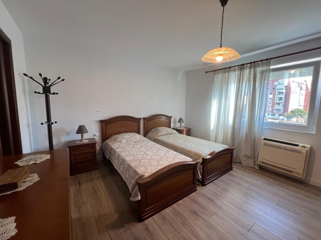 Apartament 2+1+2 per shitje te Komuna e Parisit