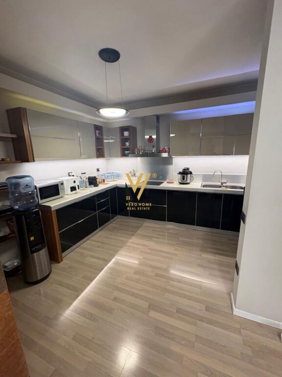 VENDESI APPARTAMENTO 3+1+2+BLK A KOMUNA E PARISIT 420.000 EURO