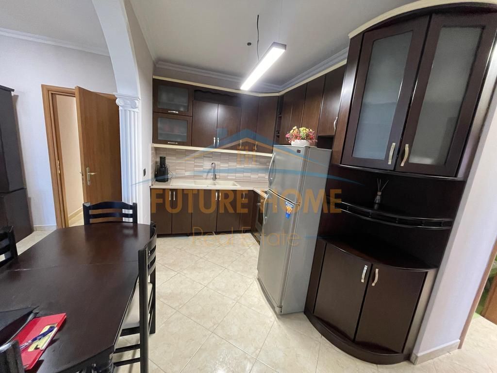 Shitet apartament 3+1 me 2 tualete , Komuna e Parisit