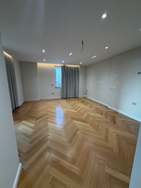 Jepen per qira dy ambiente per zyra tek Ish ekspozita, cmimi 1700 euro