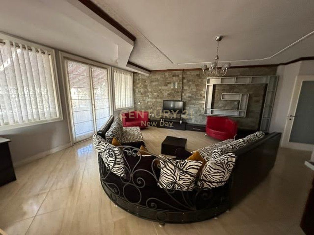 Shitet Apartament 2+1+2 , zona Mali Robit.