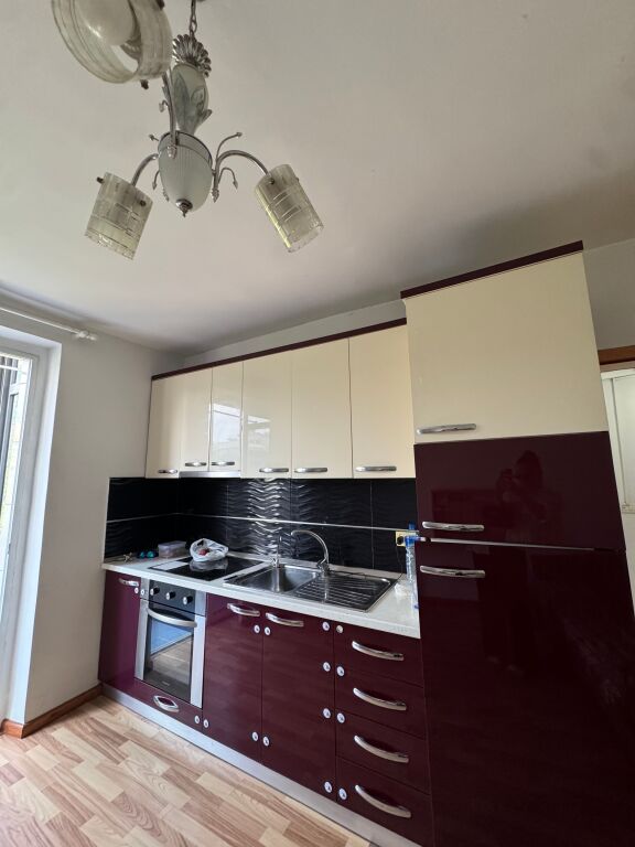SHITET APARTAMENT 2\+1 – PËRBALLË SHKOLLËS “HARRY FULTZ”**