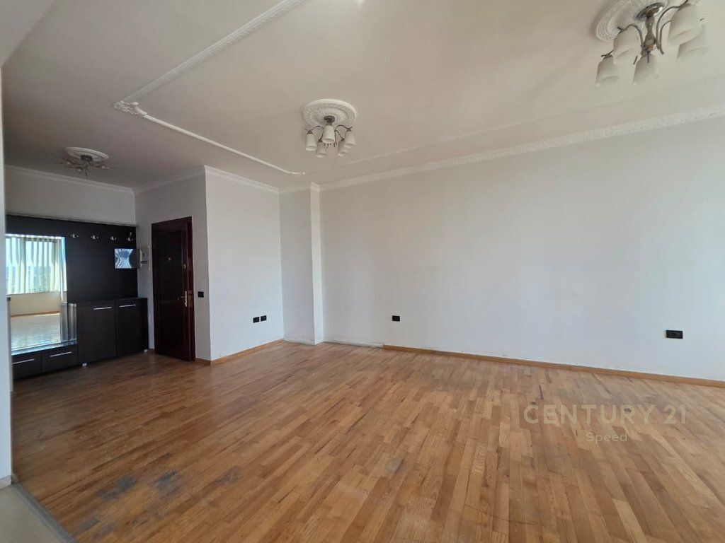 Apartament 2+1+2 per shitje ne Qender, perballe Toptanit