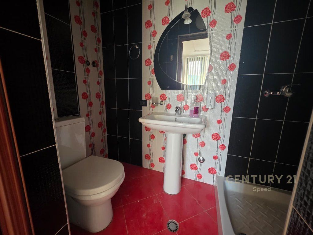 Apartament 2+1+2 per shitje ne Qender, perballe Toptanit