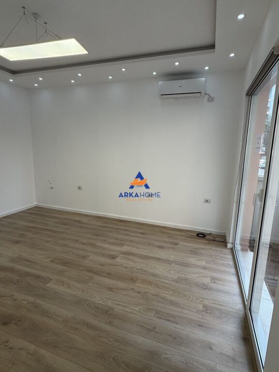 JEPET ME QERA AMBIENT BIZNESI 22 M2 "KOMUNA E PARISIT" 40.000 LEKE