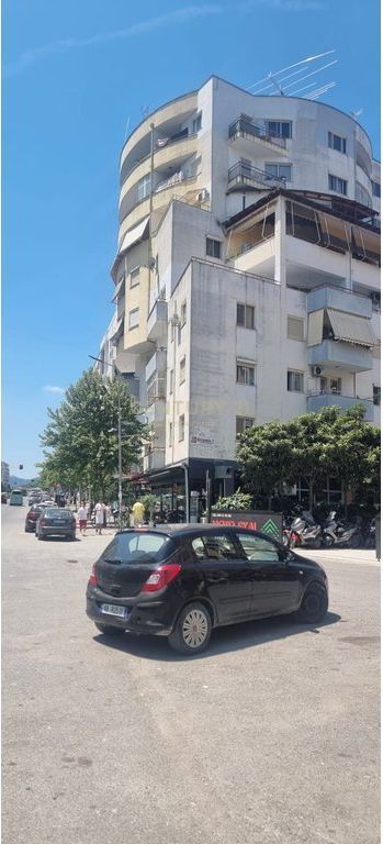3 Poste Parkimi në Shitje pranë Rrethit të Astirit!