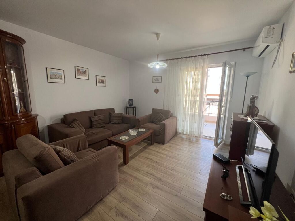 Apartment 2+1+2 for rent at Komuna e Parisit