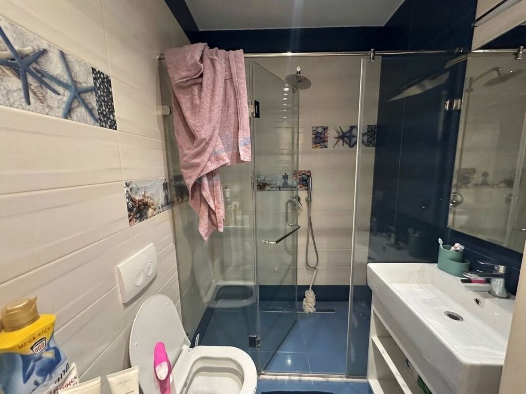 Rent, Apartment 3+1+2+ Veranda, 4 Deshmoret Street, Tirana.