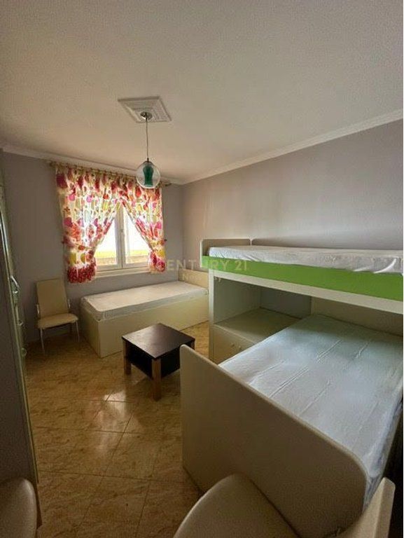 Shitet Apartament 2+1+2 , zona Mali Robit.