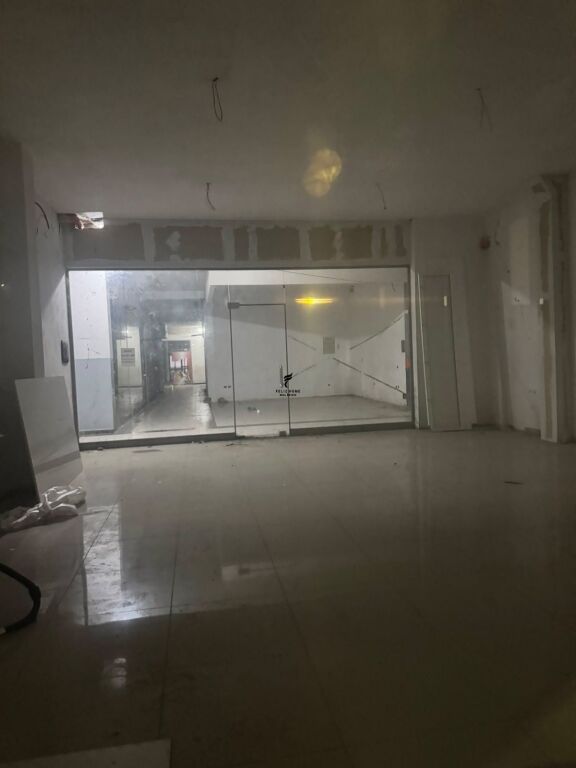 SHOP FOR RENT 68 M2 PASKUQAN 30,000 LEKE FH-92300