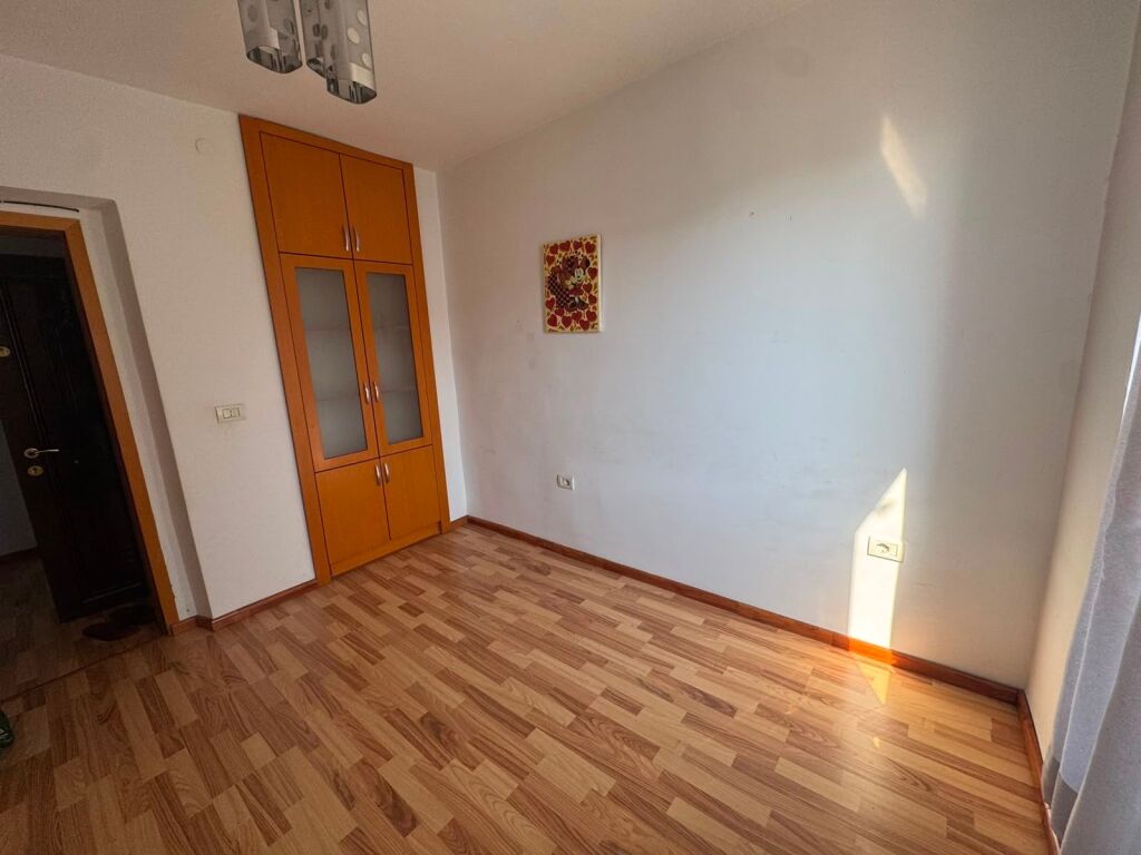 Apartament 1+1 per Shitje Mine Peza !
