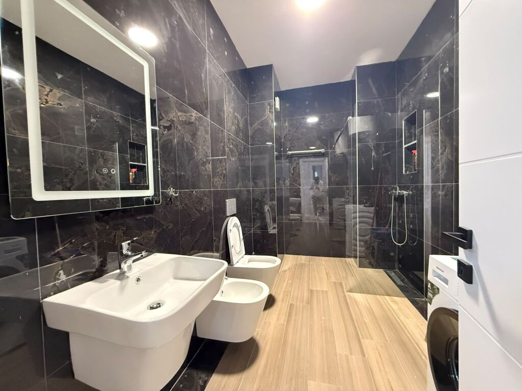 JEPET ME QIRA – KOMPLEKSI AURA  📍 Tiranë 🛏️ 2+1+2