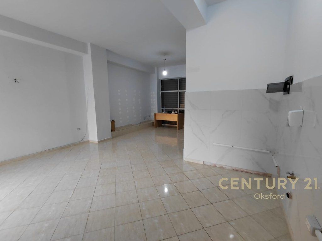 Locale commerciale in affitto – Negozio / Magazzino 500 € /Mese 50.000 Lek /Mese