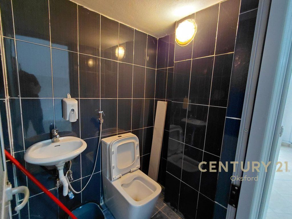 Locale commerciale in affitto – Negozio / Magazzino 500 € /Mese 50.000 Lek /Mese