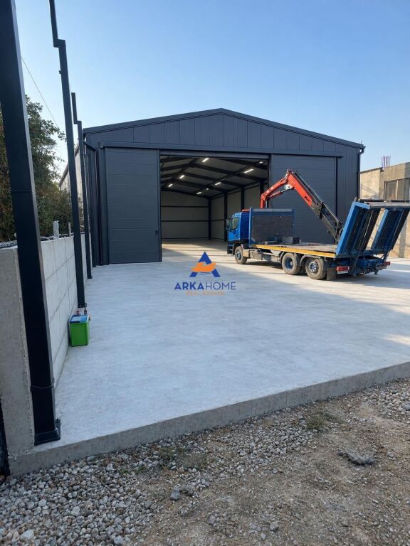 JEPET MAGAZINE ME QERA 300 M2 "MEZEZ" 200.000 LEKE LEKE