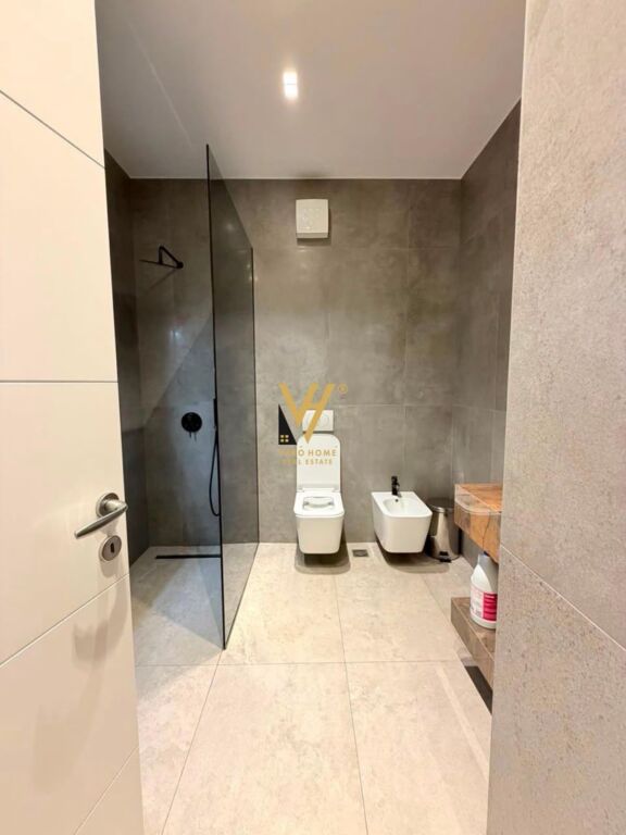 JEPET APARTAMENT 2+1+BLK ME QERA TE 5 MAJI 1.000 EURO
