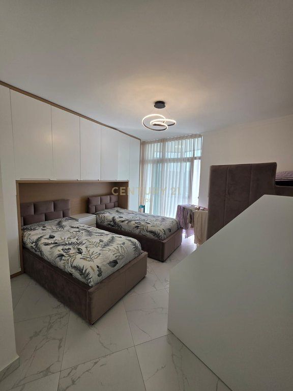 Apartament 2+1+2 dhe 3 Ballkone për Shitje në Shkëmbin e Kavajës, Durrës !