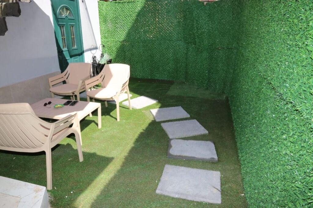 Garsoniere per 2 persona. Laprake rruga pandi dardha. 50000all ne muaj drita uje dhe internet te perfshira.