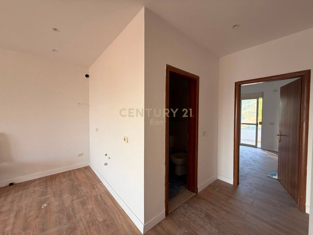 Shitet Apartament 1+1 me Pamje Deti – Shkëmbi i Kavajës - Çmimi: 88,000 €