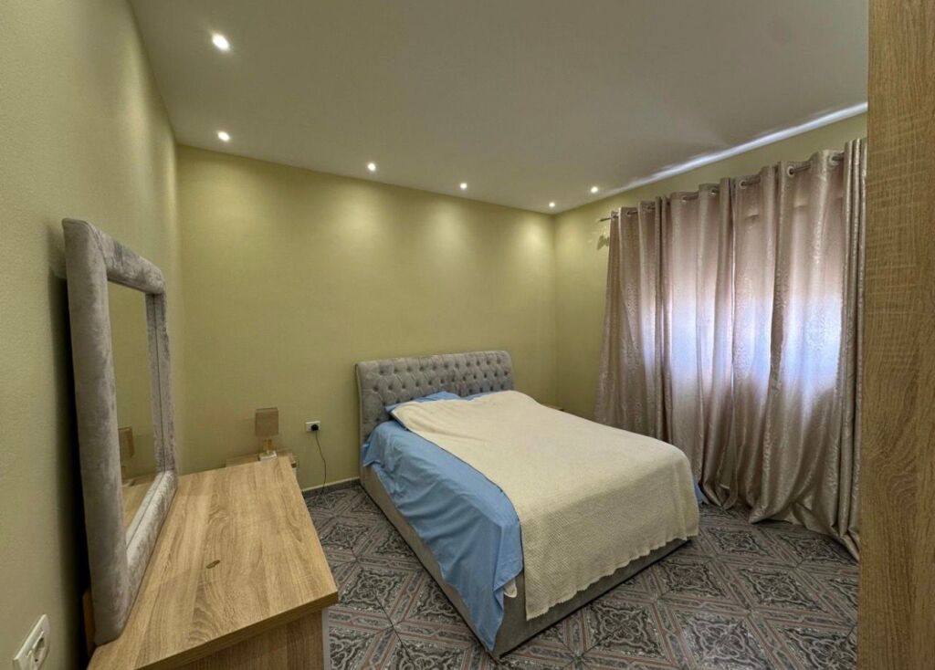 Affittasi ingresso 2+1+Parcheggio a Sheshi Shqiponja!