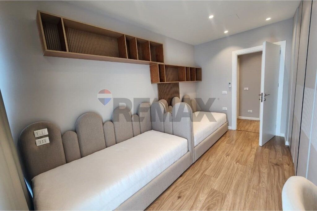Apartament 2+1 plus post parkimi tek Lake View