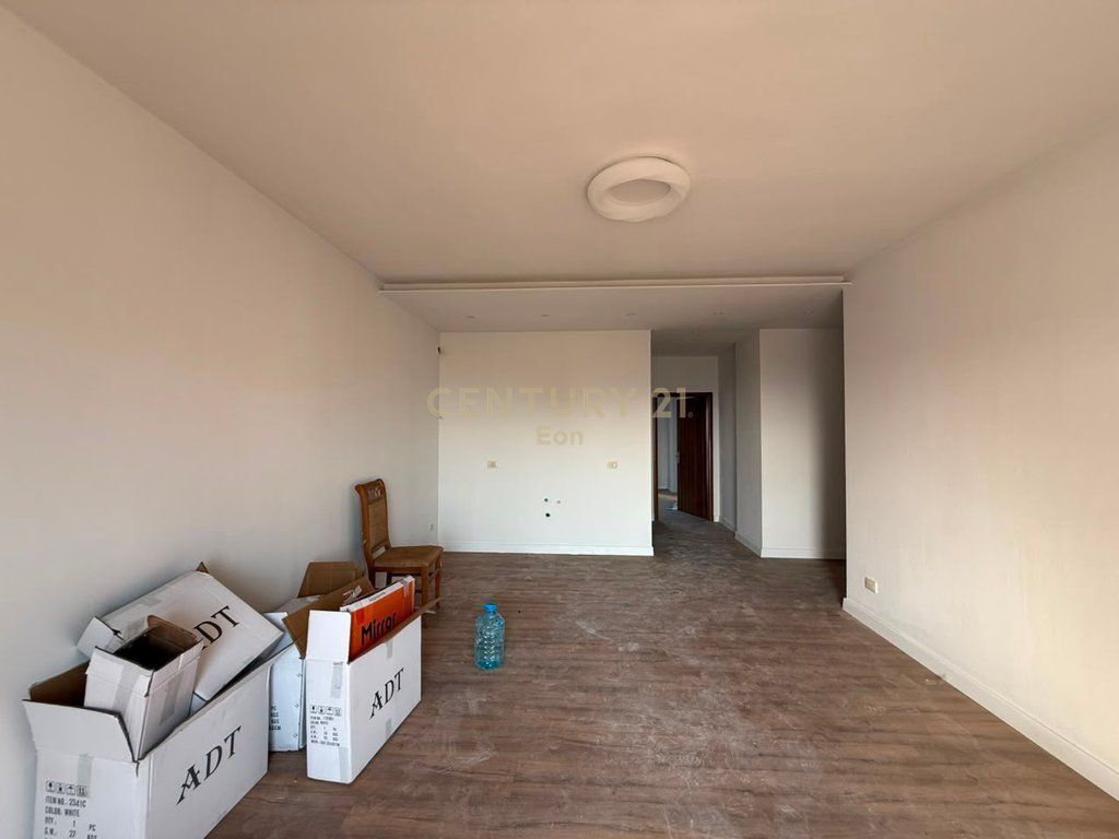 Shitet Apartament 1+1 me Pamje Deti – Shkëmbi i Kavajës - Çmimi: 88,000 €