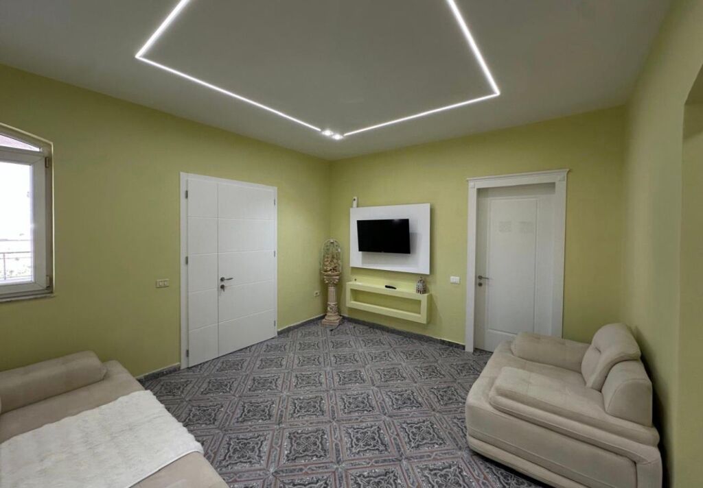 Affittasi ingresso 2+1+Parcheggio a Sheshi Shqiponja!