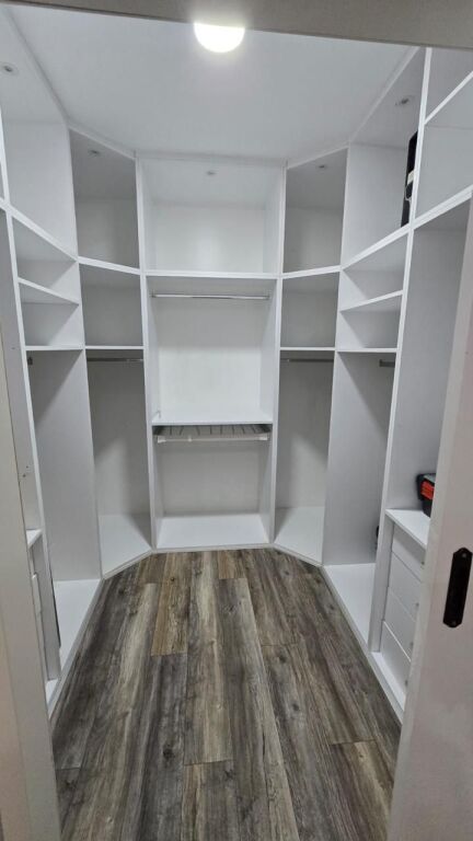 APARTAMENT 2+1 +GARDEROBË ME QIRA TE RRETHRROTULLIMI I SAUKUT