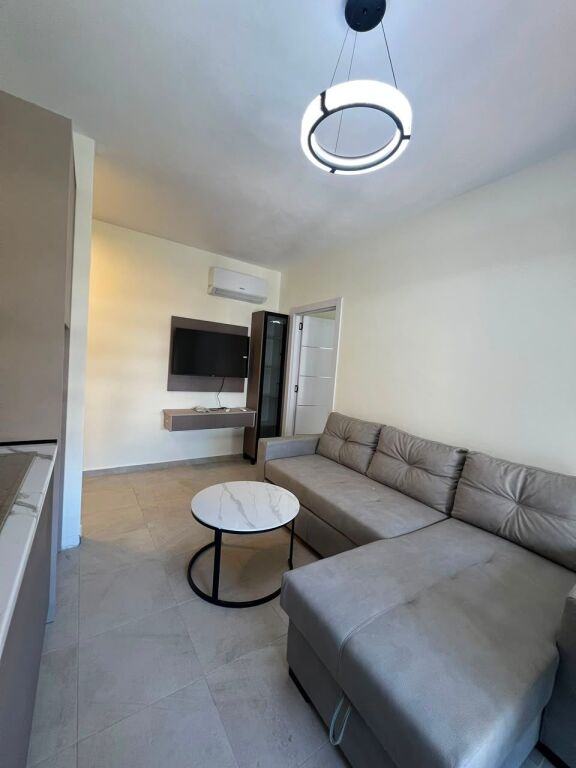 🏢Via Dibra, vicino a Villa Gold, affittasi appartamento 1+1+garage, arredato 75.000 Leke