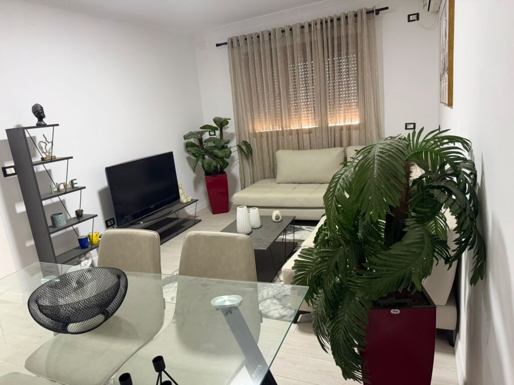 🏢Prane Shkolles 9-vjecare “Mihal Grameno” jepet me qera apartament 2+1  i mobiluar  60,000Leke