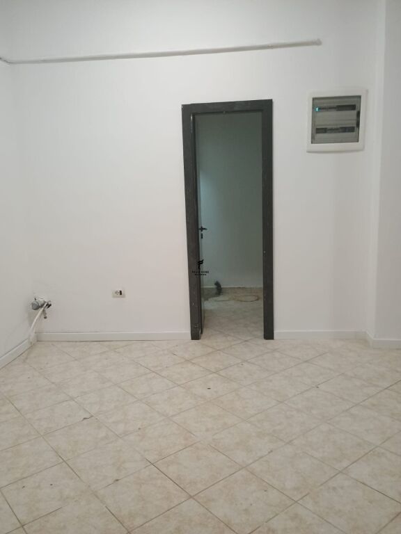 VENDESI COMMERCIALE IN VENDITA 55 M2 YZBERISHT 105.000 EURO FH-92559