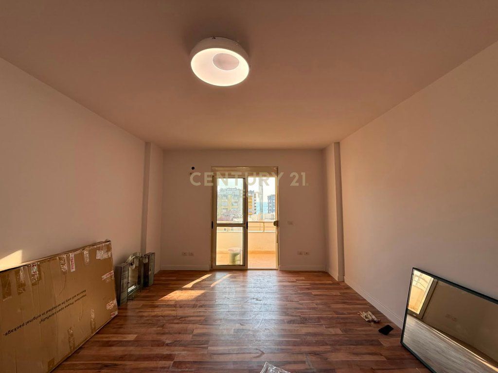 Shitet Apartament 1+1 me Pamje Deti – Shkëmbi i Kavajës - 85,000 €