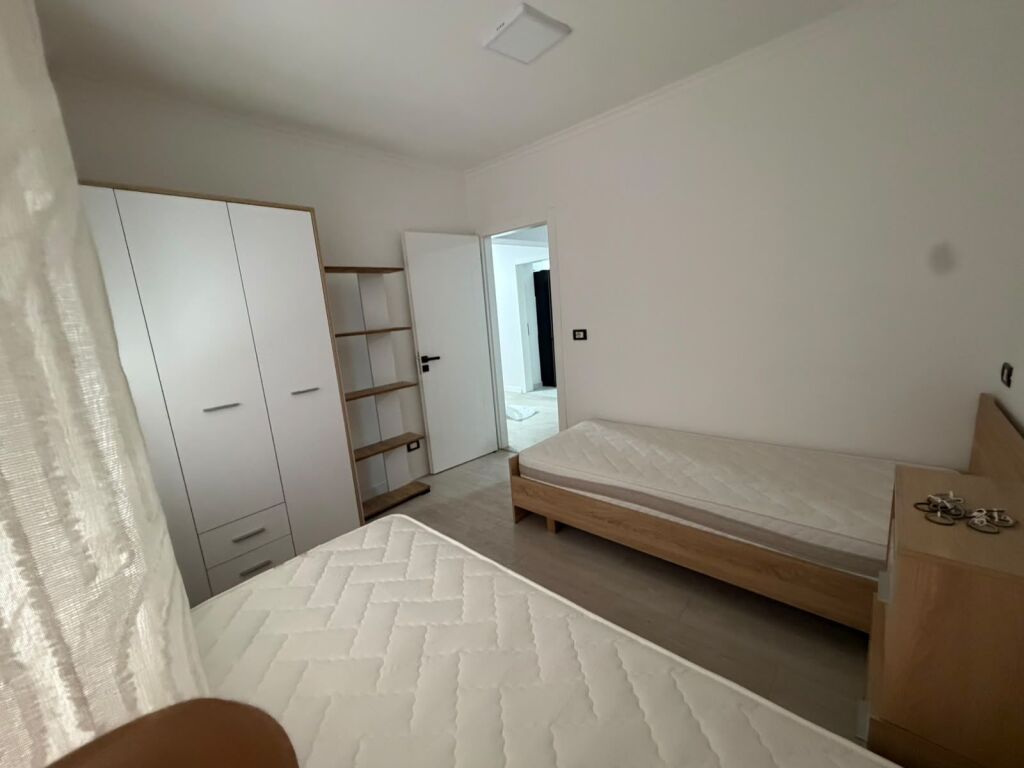 🏢Prane Shkolles 9-vjecare “Mihal Grameno” jepet me qera apartament 2+1  i mobiluar  60,000Leke