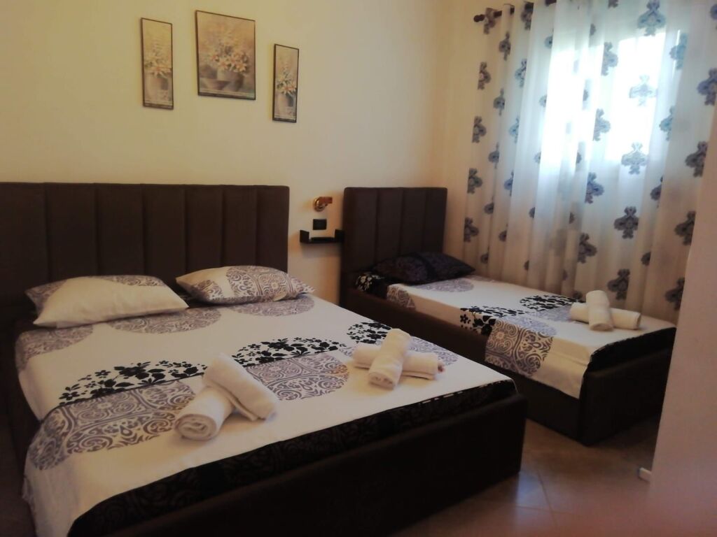 🏡🌊 JEPET KATI I PARE I NJE VILE 3+1 ME QIRA NË PLAZH TEUTA – DURRËS!