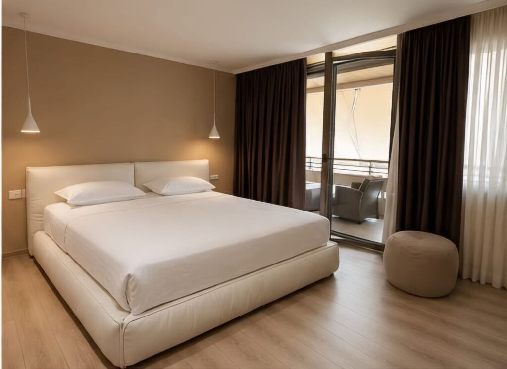 Jepet apartament 3+1+2+2 Poste Parkimi me qira tek Kompleksi Nobis , Liqeni Artificial , Rruga e Kosovareve .