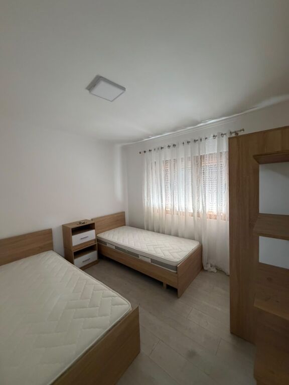 🏢Prane Shkolles 9-vjecare “Mihal Grameno” jepet me qera apartament 2+1  i mobiluar  60,000Leke