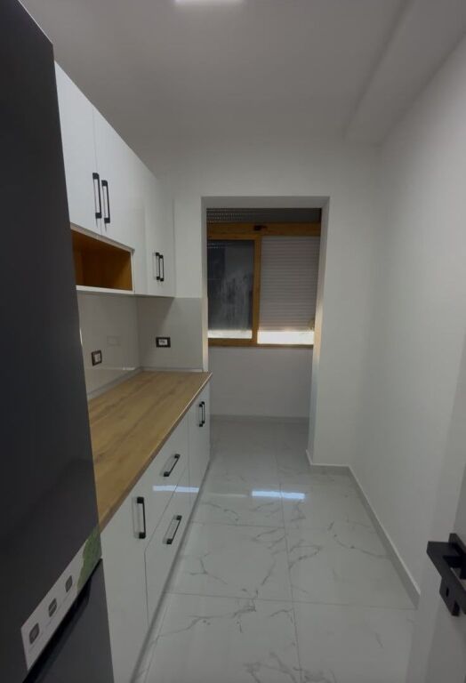 🏢Prane Shkolles 9-vjecare “Mihal Grameno” jepet me qera apartament 2+1  i mobiluar  60,000Leke
