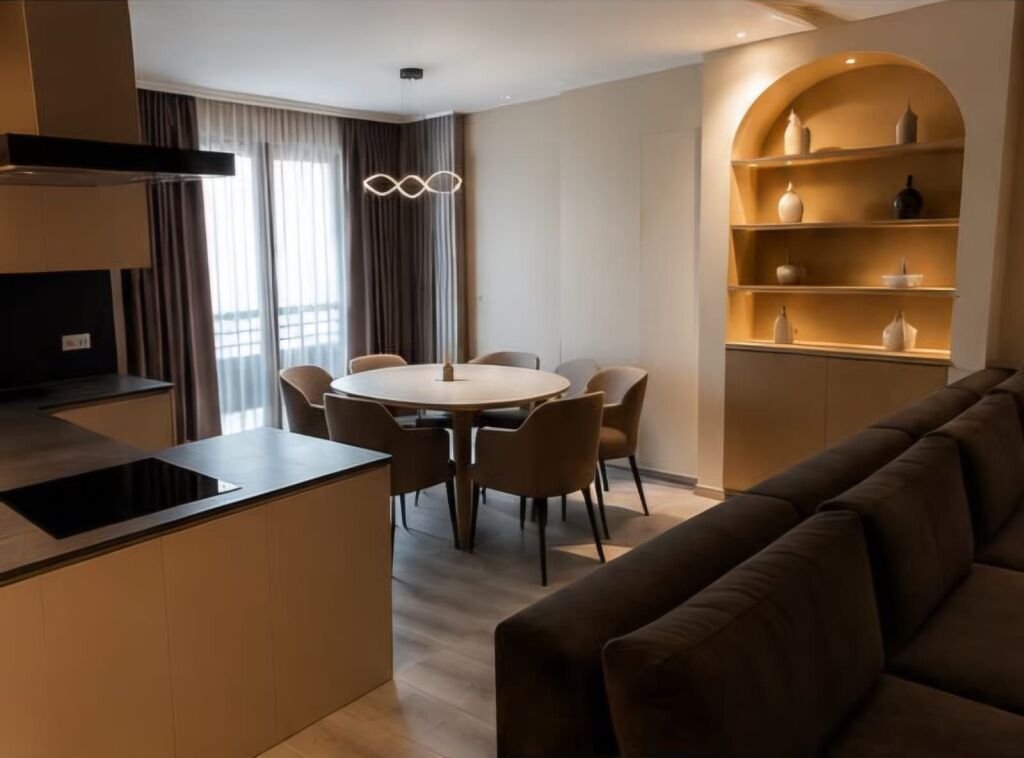 Jepet apartament 3+1+2+2 Poste Parkimi me qira tek Kompleksi Nobis , Liqeni Artificial , Rruga e Kosovareve .