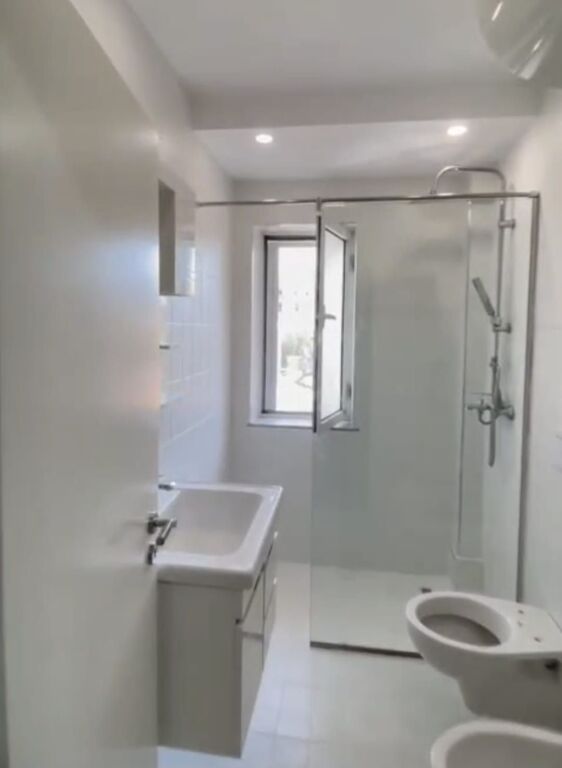 Jepet apartament 2+1 me qira tek Rruga e Durresit , prane Hotel Eden .