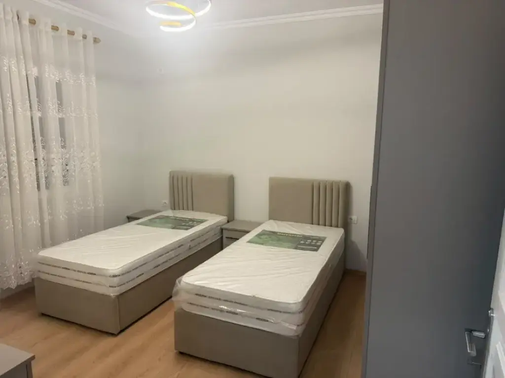 Qera | Shtëpi private 1 + 1 | prane UET | 400 €/muaj