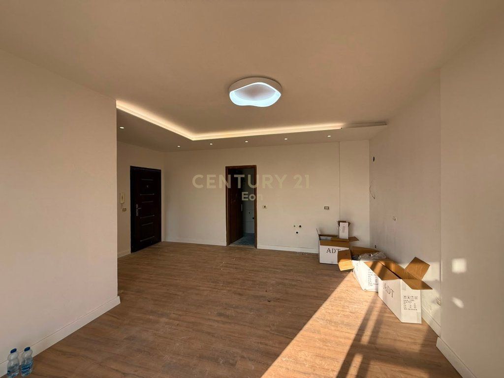 Shitet Apartament 1+1 me Pamje Deti – Shkëmbi i Kavajës - Çmimi: 73,000 €