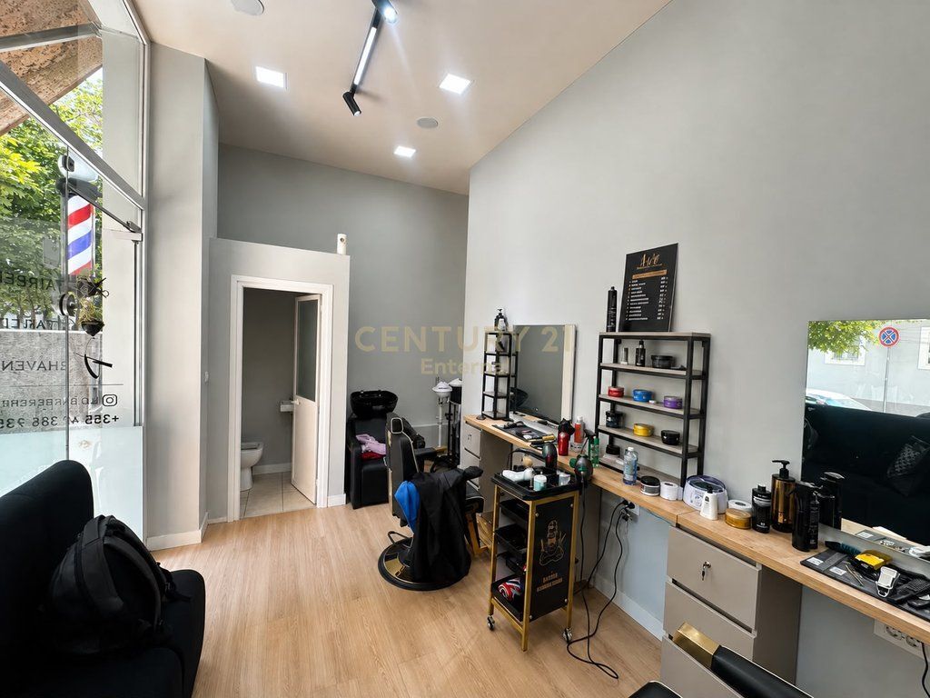 Rruga e Barrikadave - Shitet Dyqan 24m2 Kati 0 I Len Me Qera 800Euro 155,000 €