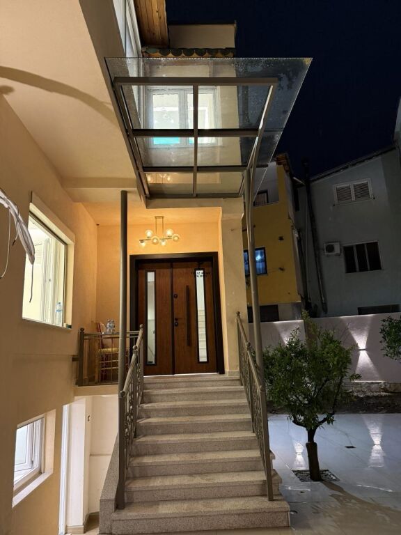 UFFICIO IN AFFITTO 141 M2 VIA KAVAJA 210.000 LEKE  FH-92563A