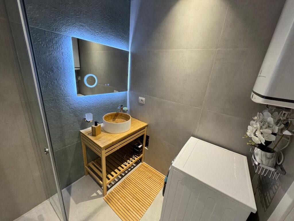 Prane Lake View, jepet me qera apartament modern 1+1.